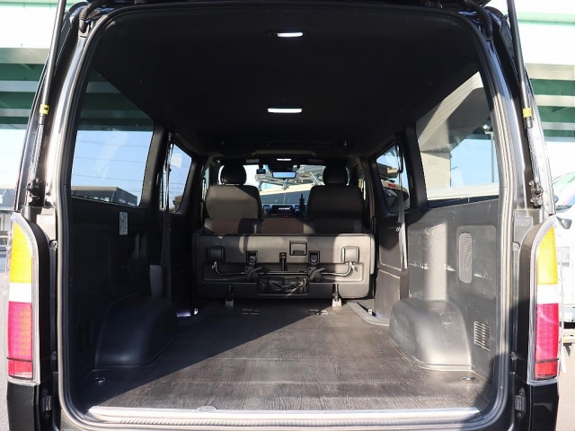 Toyota Hiace Van 8