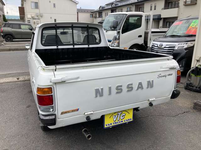 Nissan Sunny Truck 12