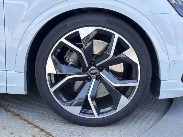 Audi RS Q8 11