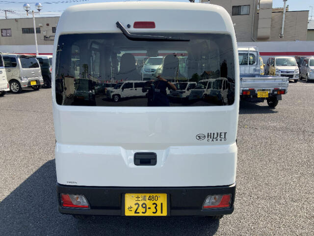 Daihatsu Hijet Cargo 8