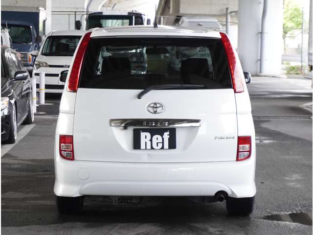 Toyota Isis 4