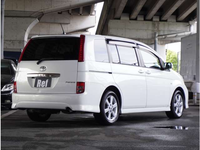 Toyota Isis 5