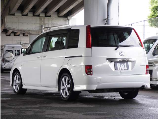 Toyota Isis 6