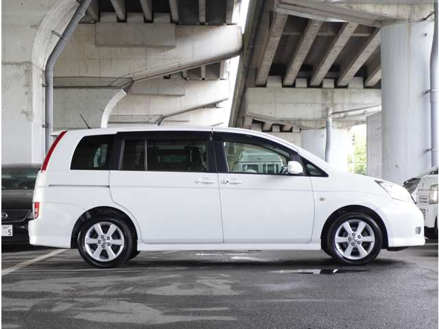 Toyota Isis 7