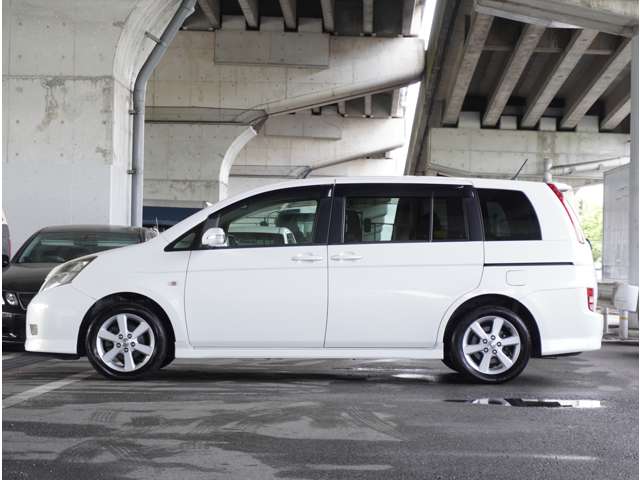 Toyota Isis 8