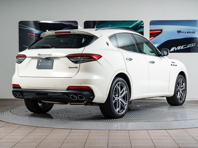 Maserati Levante 5