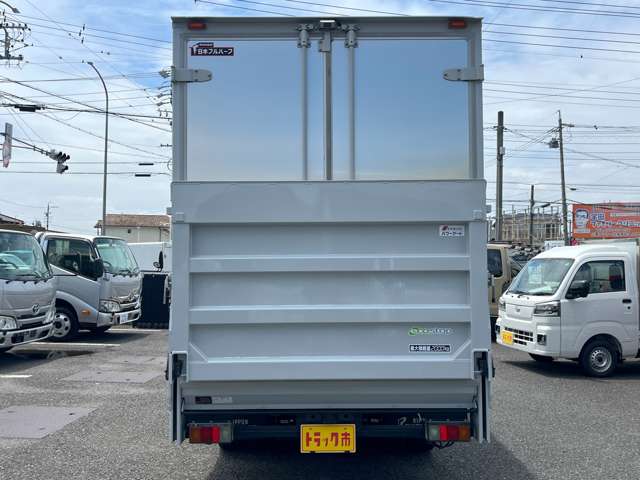 Isuzu Elf 6