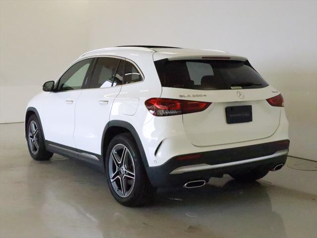 Mercedes-Benz GLA-Class 4