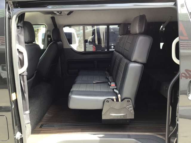 Toyota Hiace 4