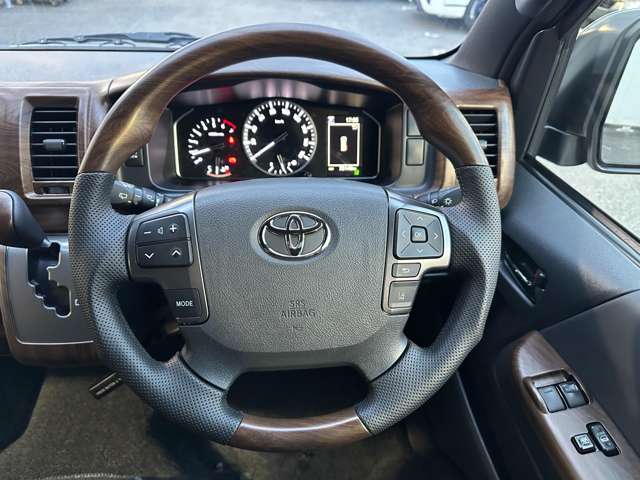 Toyota Hiace Van 11