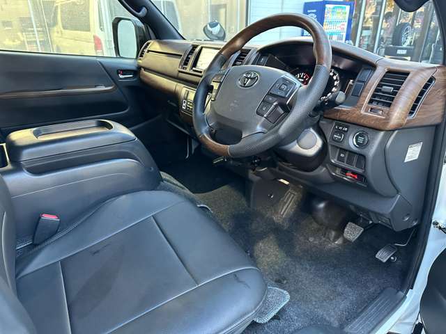 Toyota Hiace Van 12