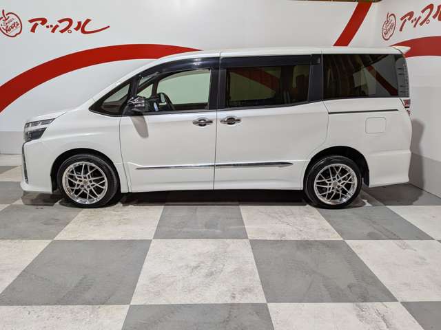 Toyota Voxy 8