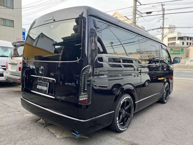 Toyota Hiace Van 7