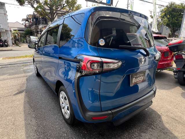 Toyota Sienta 4