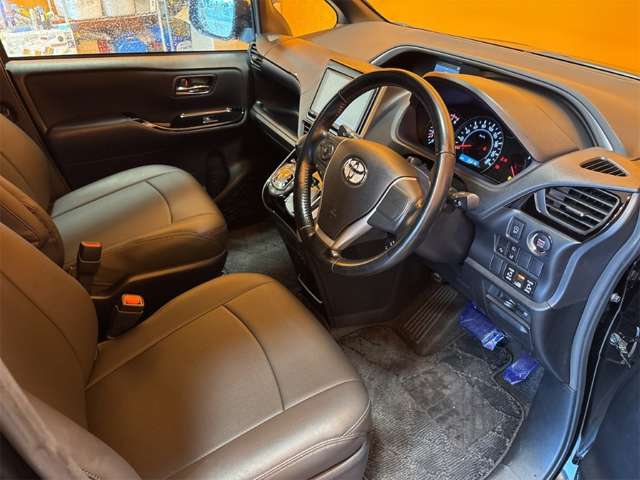 Toyota Voxy 8