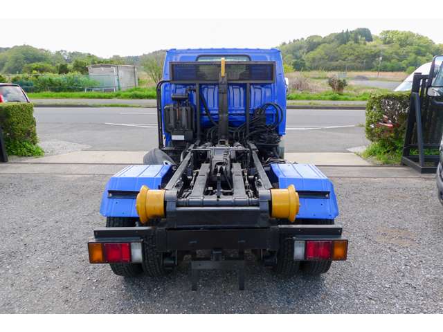 Isuzu Elf 6