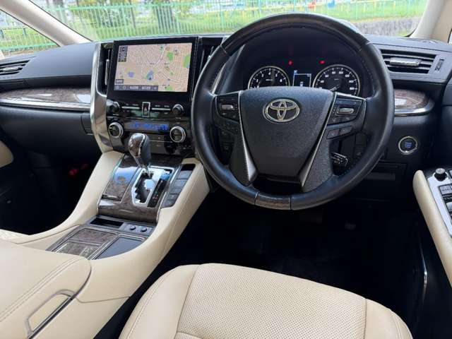 Toyota Alphard 4
