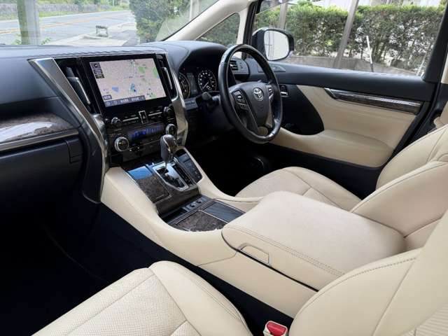 Toyota Alphard 6