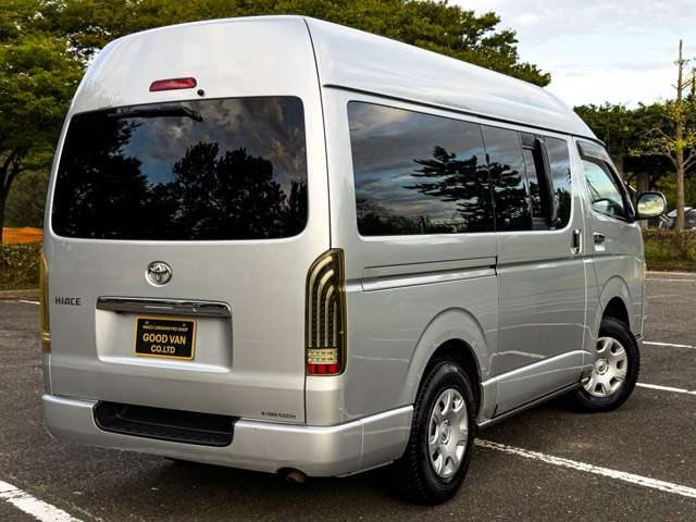 Toyota Hiace Van 4
