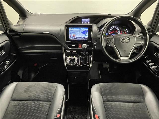 Toyota Voxy 4