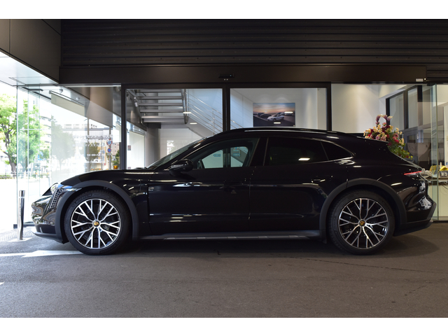 Porsche Taycan Cross Turismo 2
