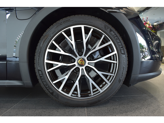 Porsche Taycan Cross Turismo 9