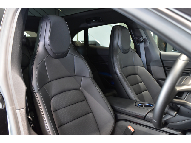 Porsche Taycan Cross Turismo 10