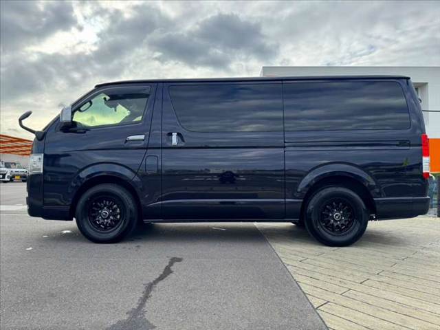 Toyota Hiace Van 11