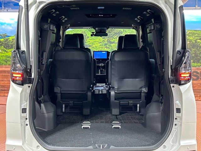 Toyota Voxy 11