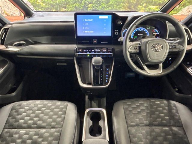 Toyota Voxy 2