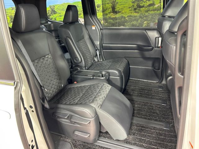 Toyota Voxy 9