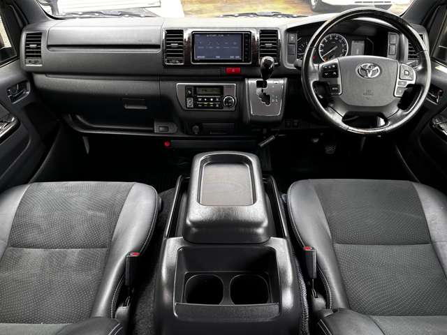 Toyota Hiace Van 7