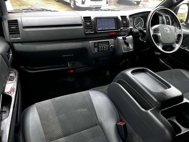 Toyota Hiace Van 8