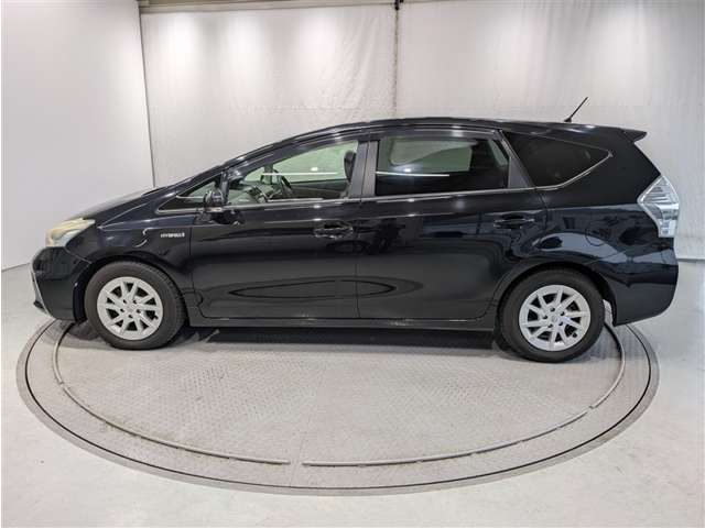 Toyota Prius α 3