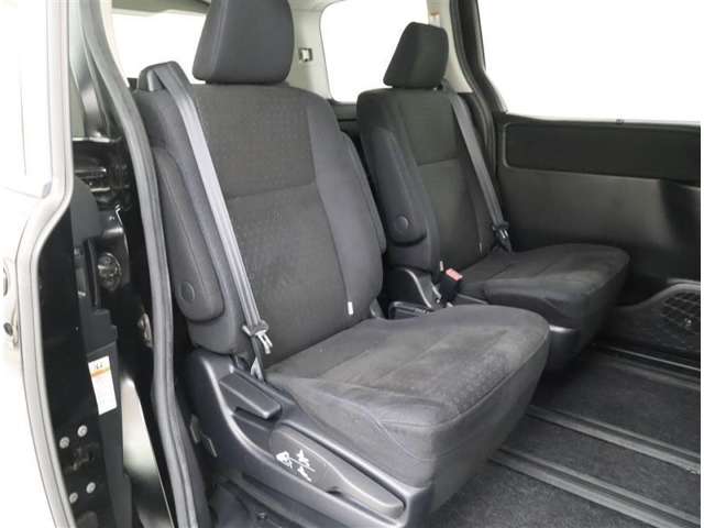 Toyota Voxy 6
