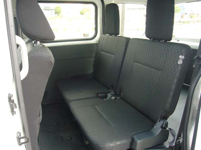 Daihatsu Hijet Cargo 6