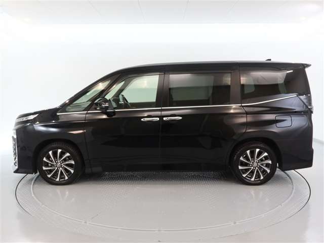 Toyota Voxy 3