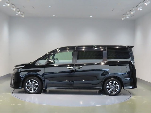 Toyota Voxy 2