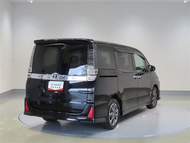Toyota Voxy 3