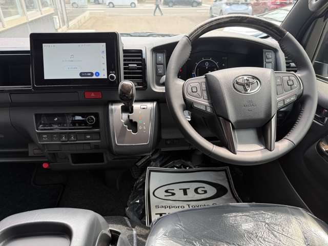 Toyota Hiace Van 11
