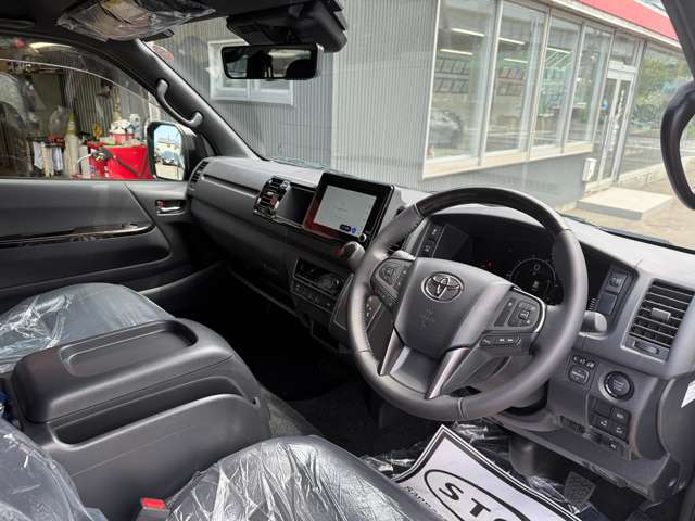 Toyota Hiace Van 7