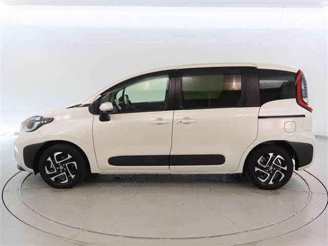 Toyota Sienta 3