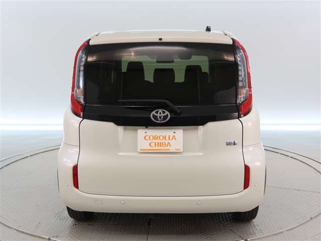 Toyota Sienta 4
