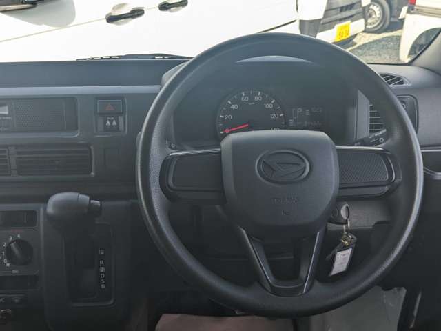 Daihatsu Hijet Cargo 11