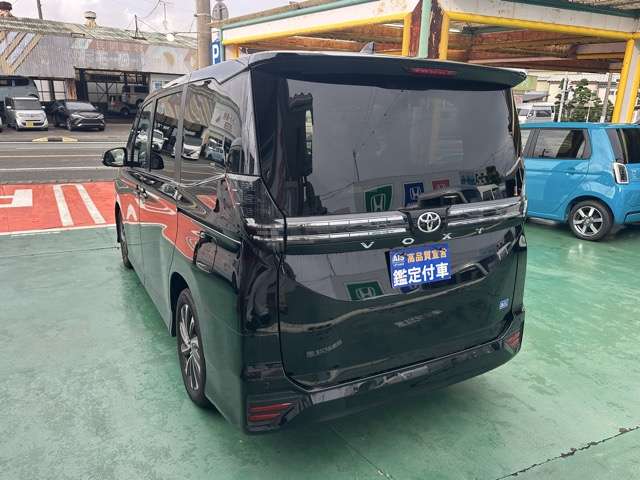 Toyota Voxy 4