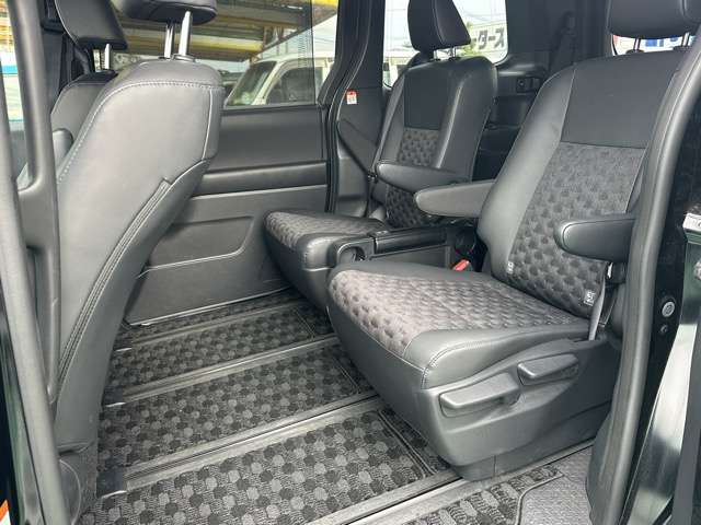 Toyota Voxy 6