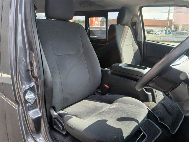 Toyota Hiace Van 4