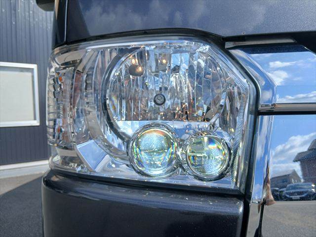 Toyota Hiace Van 8