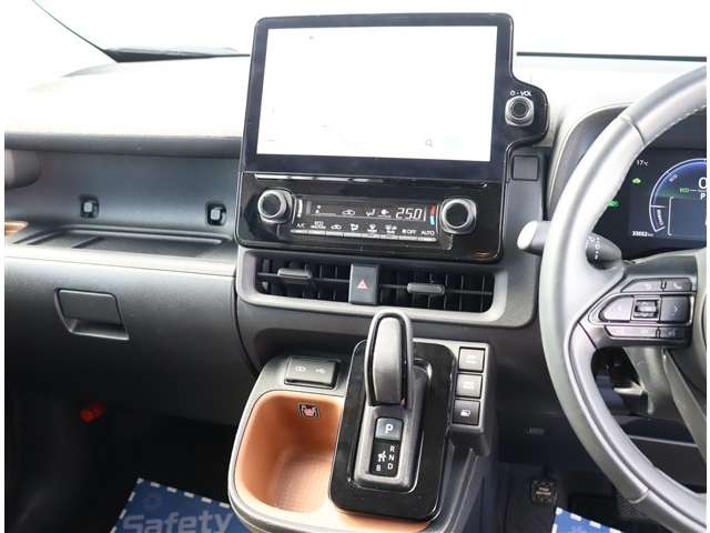 Toyota Sienta 5