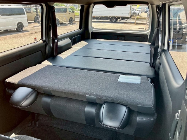 Toyota Hiace Van 4